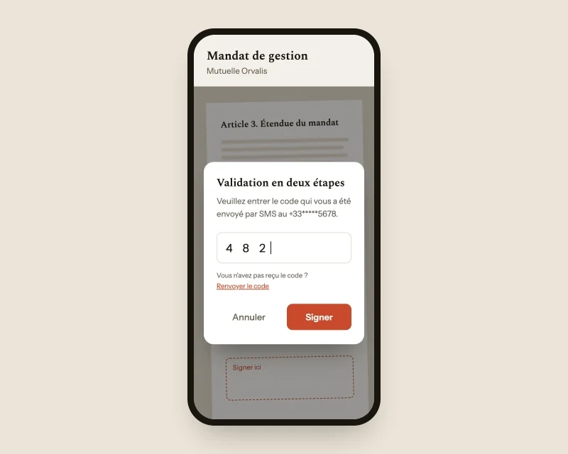 Écran de signature sur mobile : le signataire saisit le code reçu par SMS avant de valider son mandat de gestion
